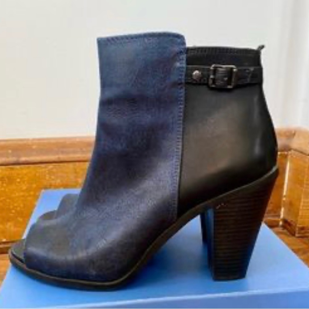 Simply Vera Wang Sveston Navy Peep-Toe Bootie